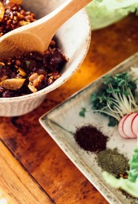 納豆と辣肉味噌のレタス包み