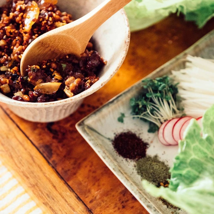納豆と辣肉味噌のレタス包みの画像