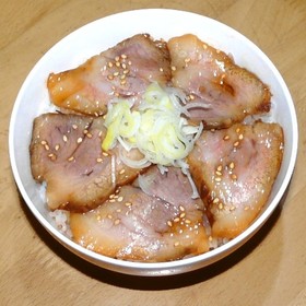 煮豚ごはん (ミニ チャーシュー丼)