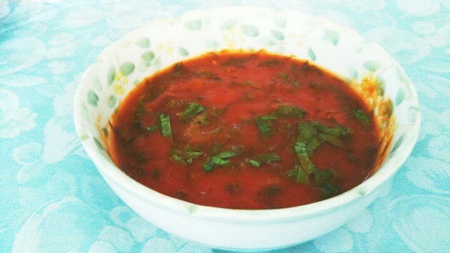 セロリの葉とトマトジュースのスープの画像