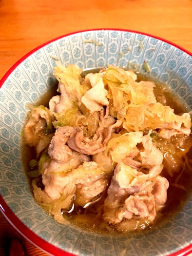 スープと食べる豚バラとキャベツのズボラ鍋の写真