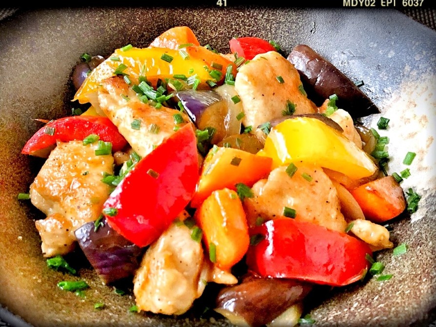 鶏むね肉とカラフル野菜の黒酢炒めの画像