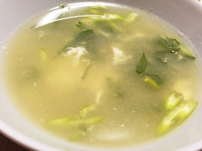 爽やかで優しいお味！セロリの玉子スープの写真