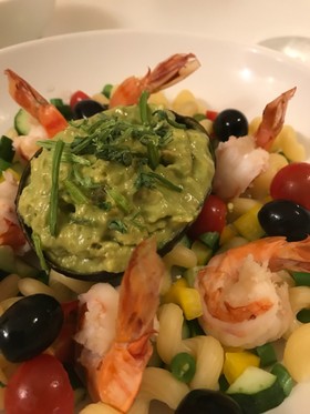 メキシコ☆海老とアボカドとパスタのサラダ