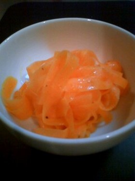 簡単すぎっ!ピーラーにんじんのサラダ