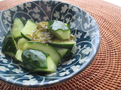 胡瓜と味付めかぶの塩麹和えの写真