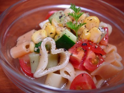 マカロニとコロコロ野菜の彩りサラダの画像