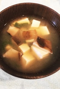 椎茸と豆腐とニラの味噌汁