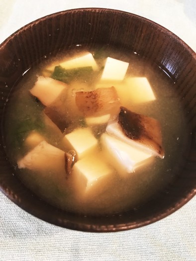 椎茸と豆腐とニラの味噌汁の写真