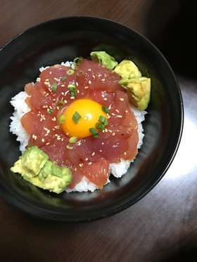 簡単♪まぐろアボカドユッケ丼