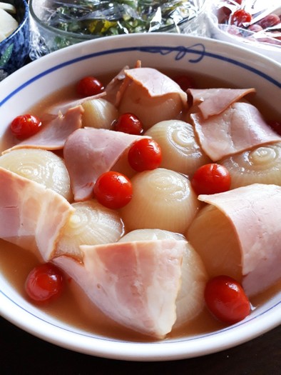 新玉ねぎにベーコンミニトマトの冷温スープの写真