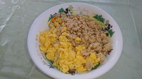 *鶏そぼろ2色丼*