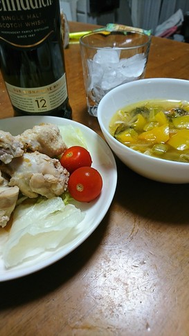 冷し鶏手羽元中華だれと鶏だし野菜スープ