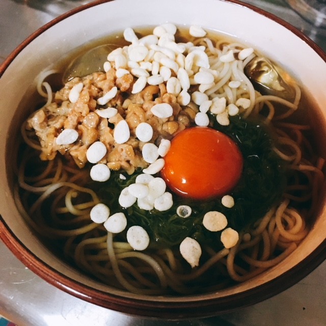 氷入りツユ〜納豆とめかぶのぶっかけ冷麦の画像