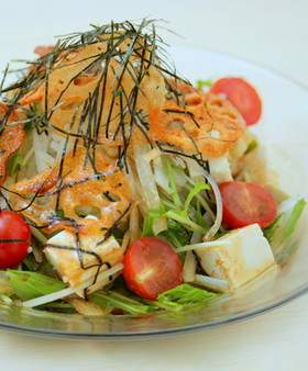 簡単ヘルシー★パリパリ蓮根の豆腐サラダ
