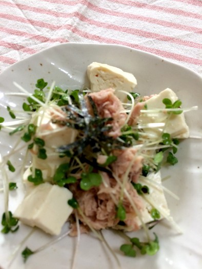 豆腐とブロッコリースプラウトのサラダの写真