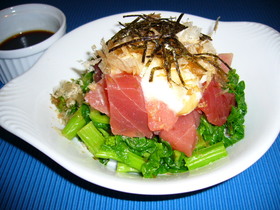 菜の花とマグロの山かけ