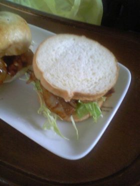 美味しいパンに挟んでちょ^^しょうが焼き