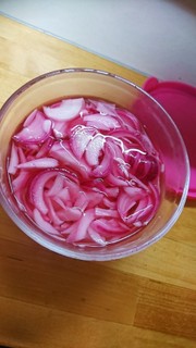 *紫玉ねぎの甘酢漬けの写真