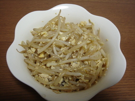 手軽にもう1品☆もやし炒めの卵とじ