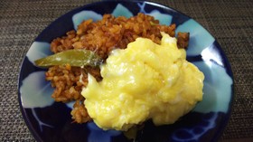 トマトピラフとチーズスクランブルエッグ