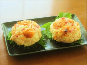 鮭マヨと梅干しの青じそおにぎり