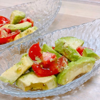 トマトと栄養満点アボカドのサラダの写真