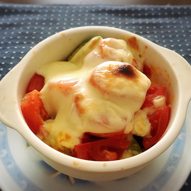 アボカドとトマトのチーズ焼きの写真