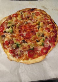 アボカドとトマトのピザ
