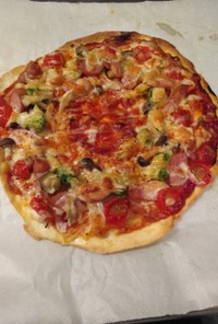 アボカドとトマトのピザ