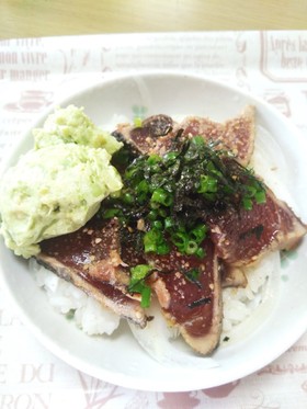鰹たたき漬け&クリームアボカドのっけ丼