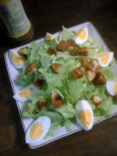 卵とクルトンのサラダの写真