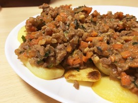 じゃがいもの肉味噌のせ