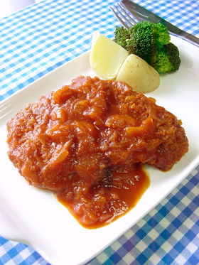 鶏胸肉のカツレツ煮。