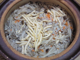 釜揚げしらすと茸の土鍋炊き込みご飯