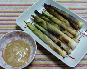 根曲がり竹の素焼き、中華風味噌マヨ添え