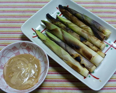 根曲がり竹の素焼き、中華風味噌マヨ添えの写真