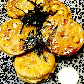 玉ねぎ入り^ ^鶏ひき肉の蓮根はさみ焼き