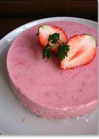 ピンクのベリーレアチーズケーキ