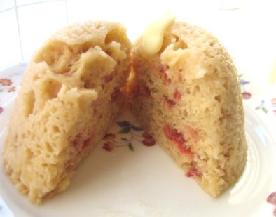 レンジでフレッシュイチゴの蒸しケーキの写真