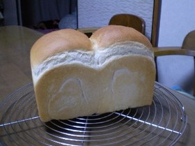 エミリーさん家の食パン。