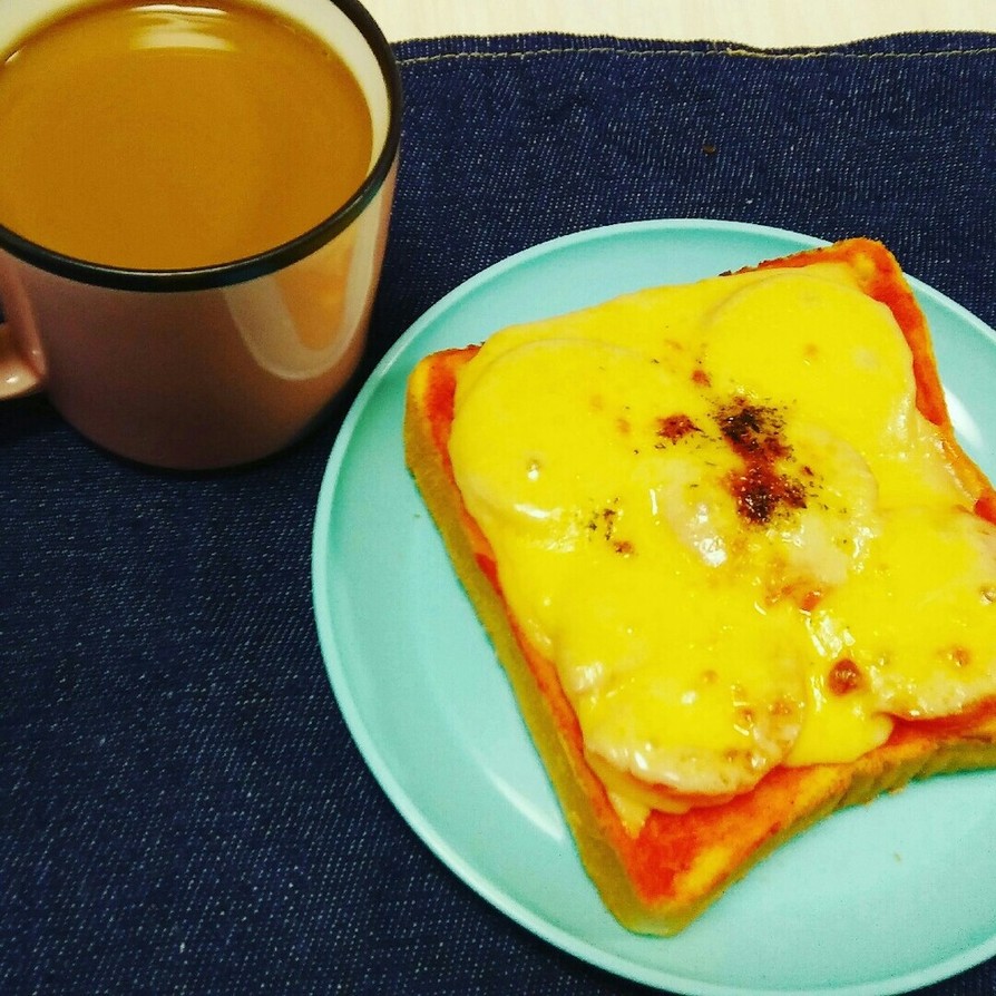 チーズとトマトのトーストの画像