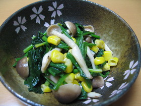 ほうれん草としめじのコーンバター醤油炒め