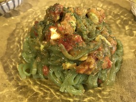 こんにゃく麺のアボカドトマトパスタ