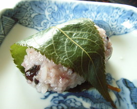 甘納豆赤飯で甘さ控えめ桜餅風♪