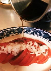 トマトの冷製サラダ。自家製黒梅酢ソース