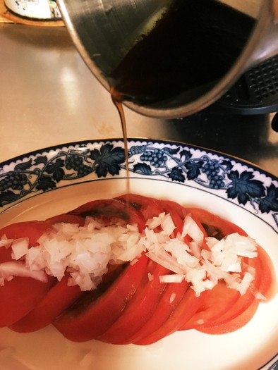 トマトの冷製サラダ。自家製黒梅酢ソースの写真