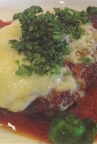 シカ肉のハンバーグ　トマト＆チーズ