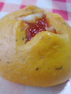 チーズたっぷり♡トマトとバジルのブレッド