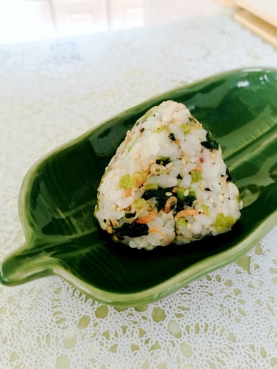 小松菜とじゃこのふりかけおにぎり、お弁当の写真